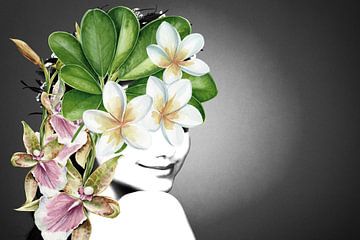  Femme avec des fleurs d'orchidée et de pumeria sur Dreamy Faces