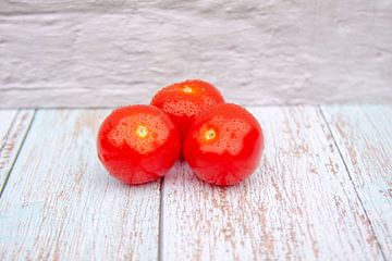 Washed cherry tomatoes with water drops by Marco Theunissen
