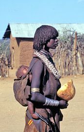 Mother with son of an Ethiopian tribe by Ignacio Genzo