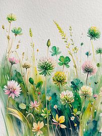 Champ d'été avec trèfle en fleur parmi les herbes