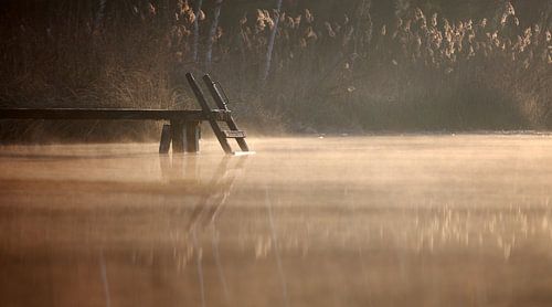 Holzsteg im Wasser