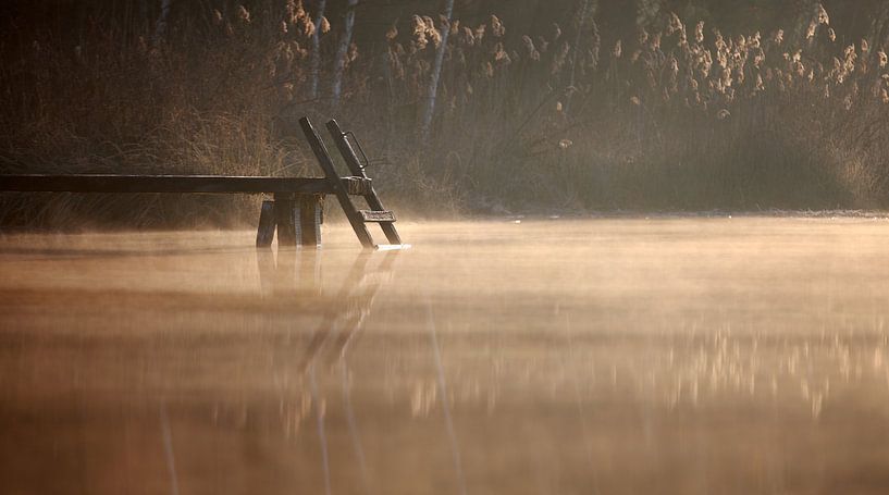 Holzsteg im Wasser von Jana Behr