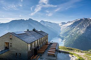 Die schön gelegene Olpererhütte im Zillertal (Tirol) mit Blick auf schneebedeckte Gipfel