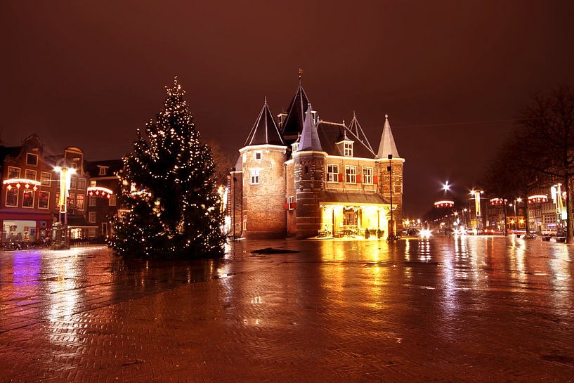 Kerstmis op de Nieuwmarkt bij nacht in Amsterdam von Eye on You