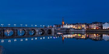 Servaasbrug Maastricht tijdens het blauwe uurtje. van Bert Branje
