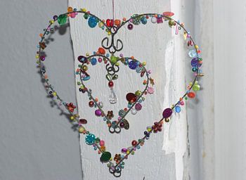 Forme de cœur en fil de fer et pierres en plastique multicolores