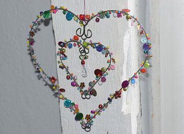 Heart shape made of wire and colourful plastic stones by Moh-Art