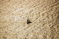 bateau d'âmes en pleine mer au large de Santorin, Grèce
