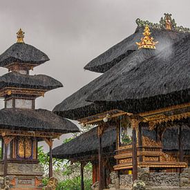 Temple balinais sous la pluie de mousson sur David Esser