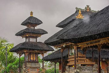 Balinees tempelcomplex tijdens de moessonregens van David Esser