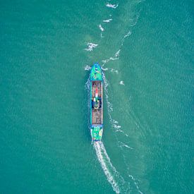 Schip op volle zee in de Adriatische Zee Italië bij Bibione van Capture ME Drohnenfotografie