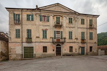 Oud huis in Torre Bormida Piemont, Italie