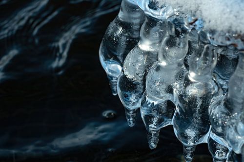 Gros plan sur des sculptures de glace en hiver à Iéna sur la Saale