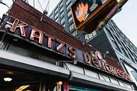 New York Street Shot de Katz's Delicatessen