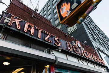 New York City Street Shot of Katz's Delicatessen von swc07