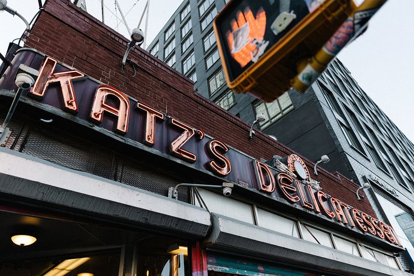 New York City Street Shot of Katz's Delicatessen von swc07
