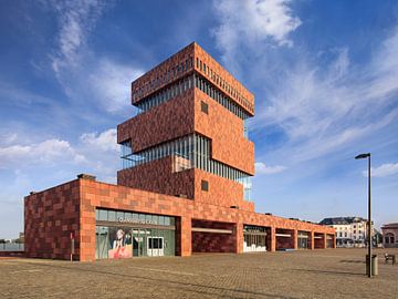 MAS Museum tegen blauwe hemel met dramatische wolken, Antwerpen 2 van Tony Vingerhoets