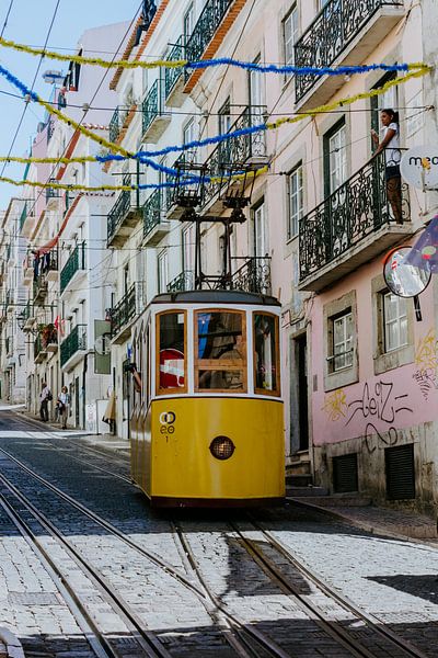 Gele tram in Lissabon van Jessica Arends