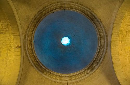 opening in de koepel van kathedraal, zicht op de hemel