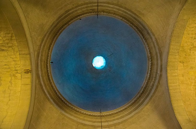 opening in de koepel van kathedraal, zicht op de hemel van Rietje Bulthuis