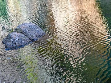 Stenen en patronen in de rivier in Ronda, Spanje van Marianne Eggink - Fotografie en digitale kunst