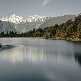 Reflexion der Berglandschaft im Wasser von Sophia Eerden