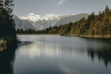 Reflexion der Berglandschaft im Wasser von Sophia Eerden