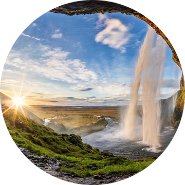 Seljalandsfoss waterval in IJsland van Dieter Meyrl