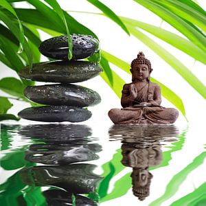 Buddha im Spiegel des Wassers – Ruhe und Balance