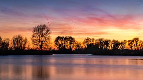 Kleurrijke zonsondergang over  de IJssel