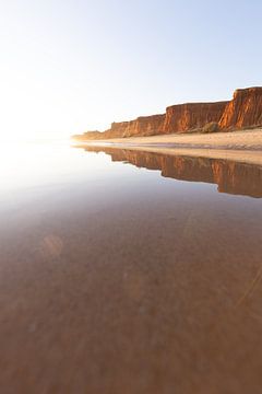 Sonnenuntergang am Sandstrand Praia da Falésia. Klippen Pinke Blumen bei Albufeira, Portugal von Fotos by Jan Wehnert