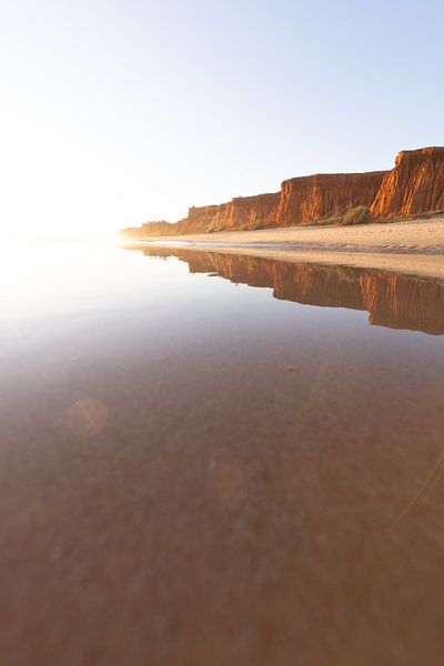 Sonnenuntergang am Sandstrand Praia da Falésia. Klippen Pinke Blumen bei Albufeira, Portugal von Fotos by Jan Wehnert