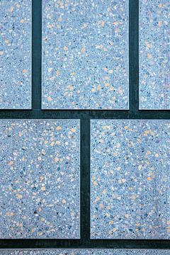 Tegels met een symmetrisch lijnenspel in close up van Simone Janssen