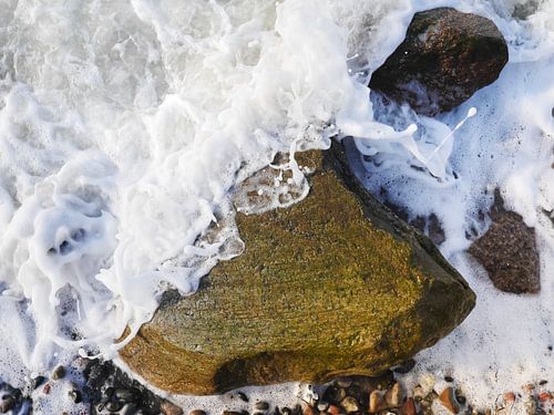 Felsen in der Brandung, fotografiert von oben