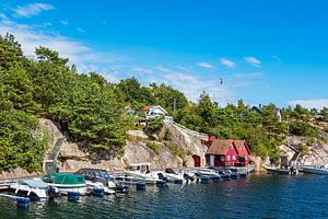 Kleiner Hafen an der Bucht Paradisbukta in Norwegen