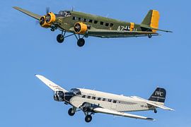 Zwei dreimotorige Junkers Ju-52/3m Flugzeuge. von Jaap van den Berg