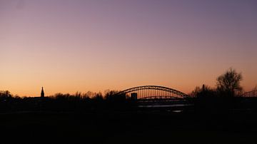 Skyline Nijmegen vanuit Ooijpolder, Nederland van themovingcloudsphotography