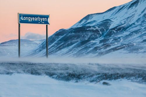 Longyearbyen verkeersbord in sneeuwlandschap
