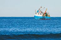 Fischerboot auf der Ostsee vor Warnemünde von Rico Ködder Miniaturansicht