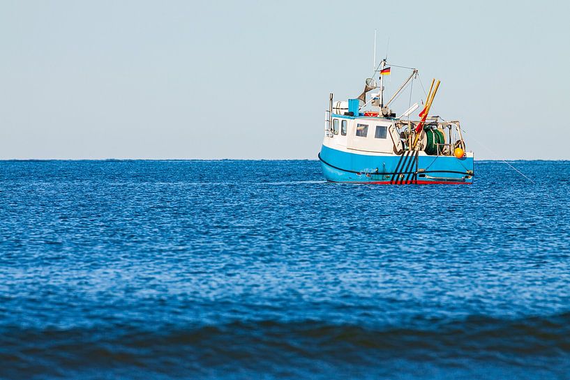 Fischerboot auf der Ostsee vor Warnemünde von Rico Ködder