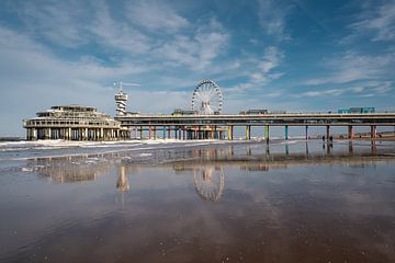 De pier van Scheveningen in Den Haag weerspiegeld in het water van Jolanda Aalbers