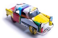 Vrolijke Oldtimer Gele Auto Close-up van handmatig gemaakte tinnen speelgoed auto in miniatuur vorm van Dorus Marchal thumbnail