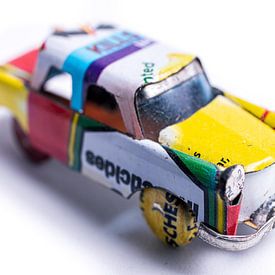 Vrolijke Oldtimer Gele Auto Close-up van handmatig gemaakte tinnen speelgoed auto in miniatuur vorm van Dorus Marchal