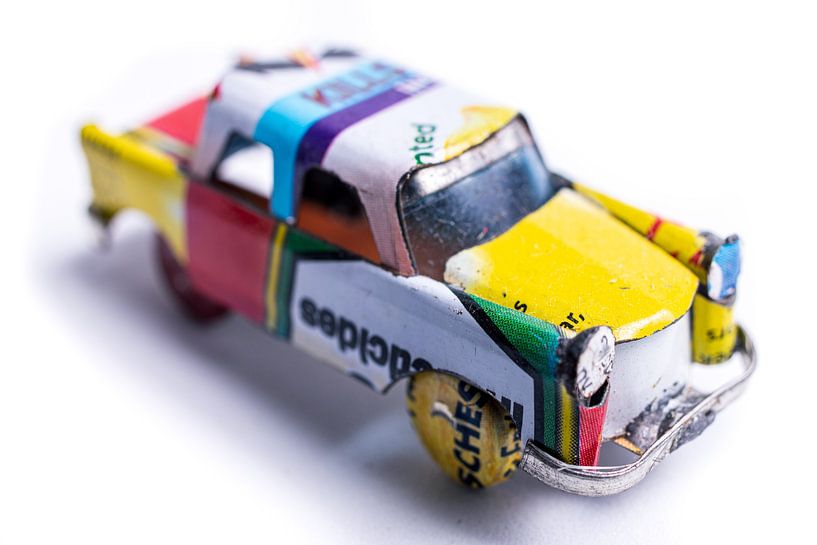 Vrolijke Oldtimer Gele Auto Close-up van handmatig gemaakte tinnen speelgoed auto in miniatuur vorm van Dorus Marchal