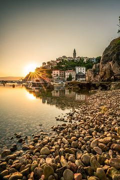 Strand en haven in de zonsopgang, vribnik krk Kroatië van Fotos by Jan Wehnert