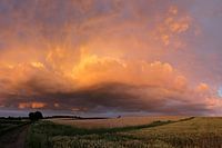 Gekleurde zonsondergang boven Oud-Caberg bij Maastricht