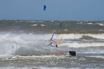 A kitesurf in the surf by Zaankanteropavontuur