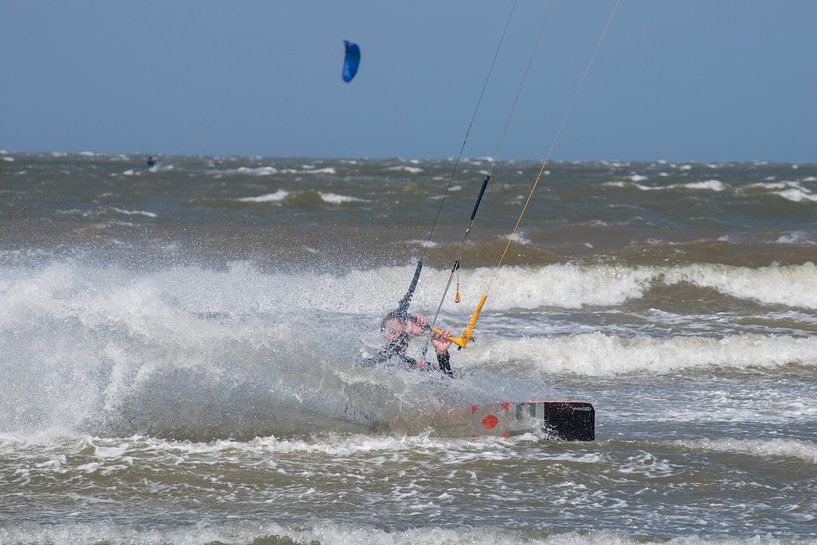 A kitesurf in the surf by Zaankanteropavontuur