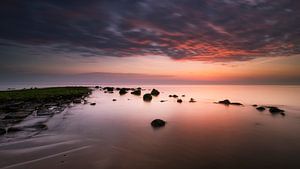 Wellenbrecher nach Sonnenuntergang