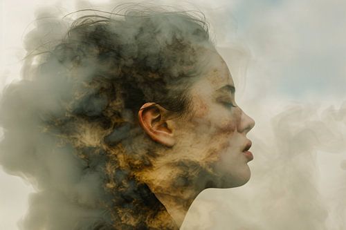 Vrouw Gevangen in Zachte Rooknevels